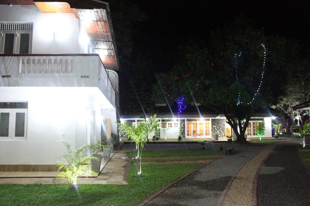 Nirmala Hotel And Restaurant Polonnaruva Kültér fotó