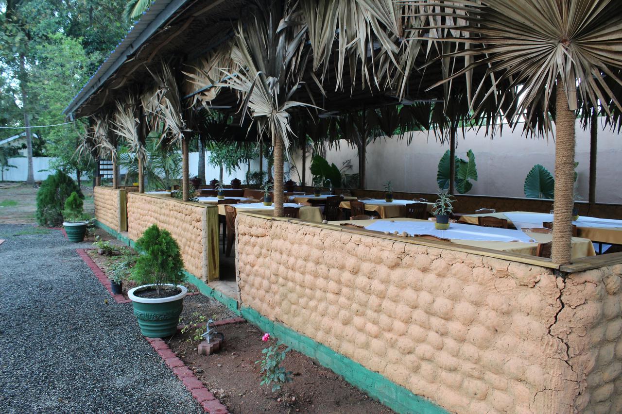 Nirmala Hotel And Restaurant Polonnaruva Kültér fotó